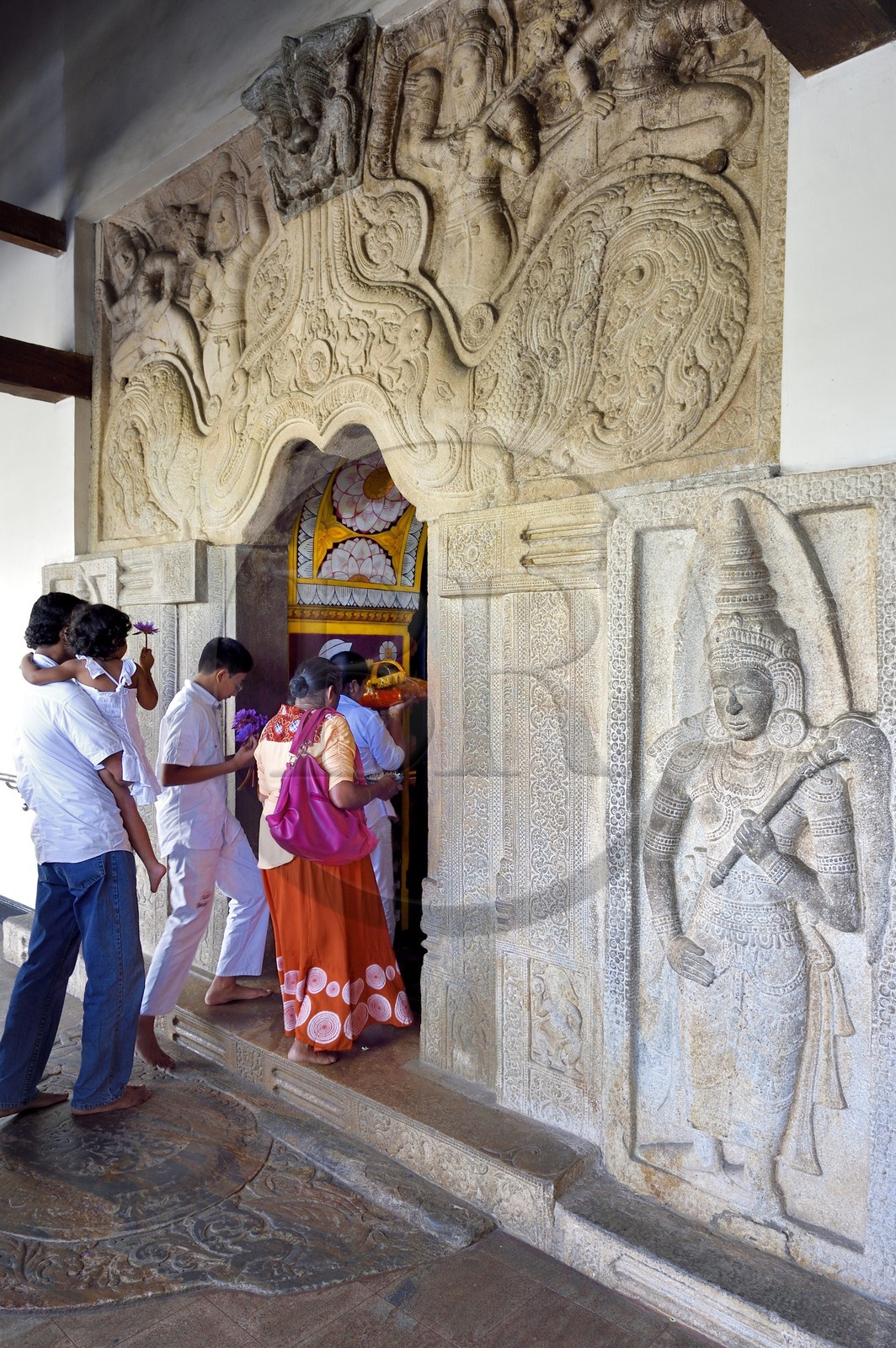 Sri Lanka, province du centre, Kandy, ville sacrée classée patrimoine mondial de l'UNESCO, Temple de la Dent de Bouddha (Sri Dalada Maligawa), couloir d'entrée et personnes apportant des offrandes