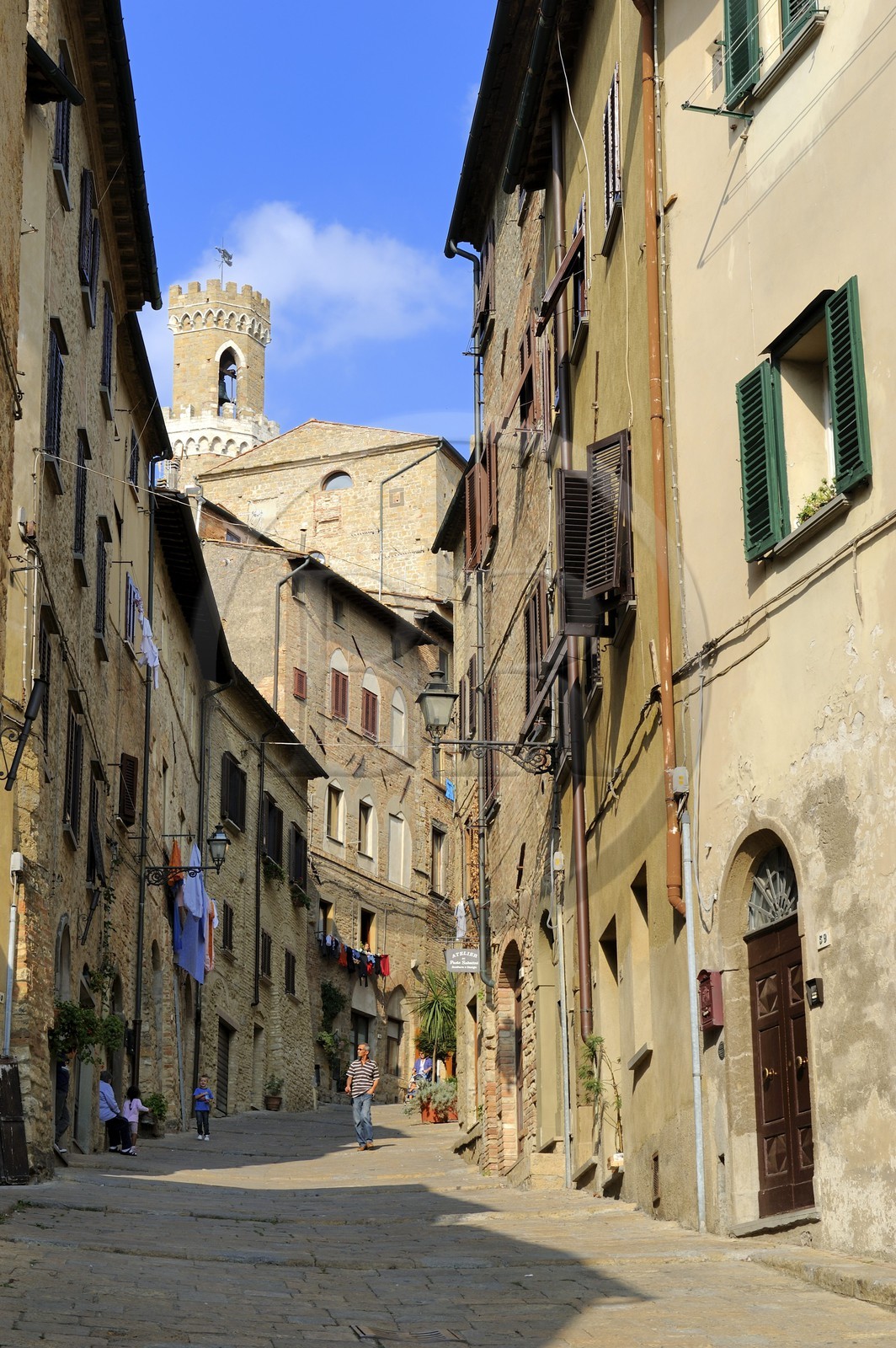 Italie, Toscane, Val di Cecina, Volterra, Palazzo dei Priori à l'arrière de la rue qui monte de la Porta all'Arco