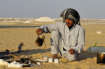 Egypt, Libyan Desert, bivouac in the White Desert North of Farafra, making tea