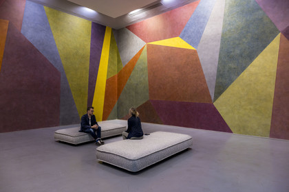 France, Vaucluse (84), Avignon, Collection Lambert, Musée d'Art Contemporain, Wall Drawing 538: on four walls continuous form with color ink washes superimposed (1987) encre sur mur de l'artiste Sol LeWitt, Stéphane Ibars, directeur artistique de la Collection assis sur le sofa