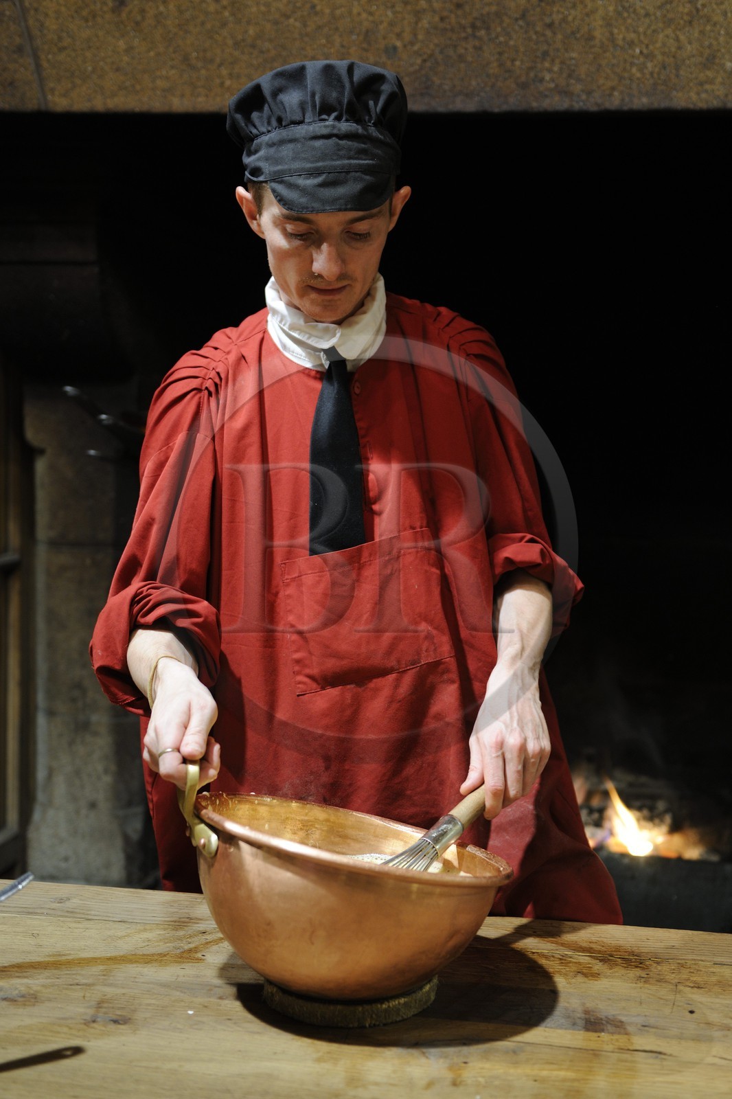 France, Manche (50), Mont-Saint-Michel, le restaurant de la Mère Poulard, préparation de la célèbre omelette