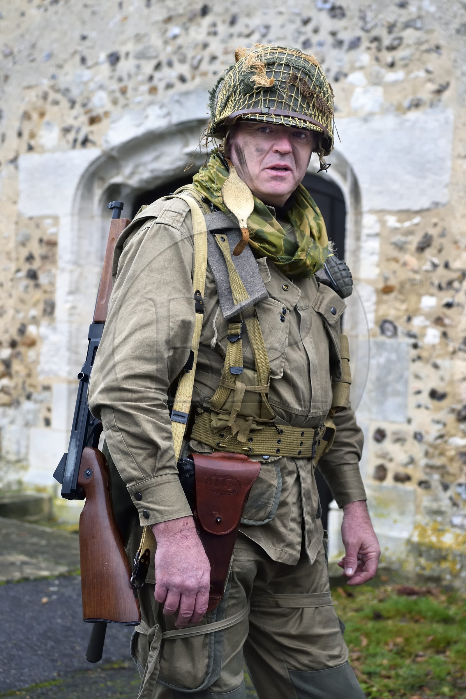 France, Eure (27), Chambray, Allied Reconstitution Group (association de reconstitution historique de la 2éme Guerre Mondiale US et Maquis), le reconstitueur Michel Menager en uniforme de la 101e division aéroportée US