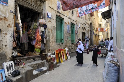 Tanzanie, archipel de Zanzibar, île de Unguja (Zanzibar), ville de Zanzibar, quartier Stone Town, classé Patrimoine Mondial de l' UNESCO, une ruelle de la vieille ville dans le quartier de Shangani