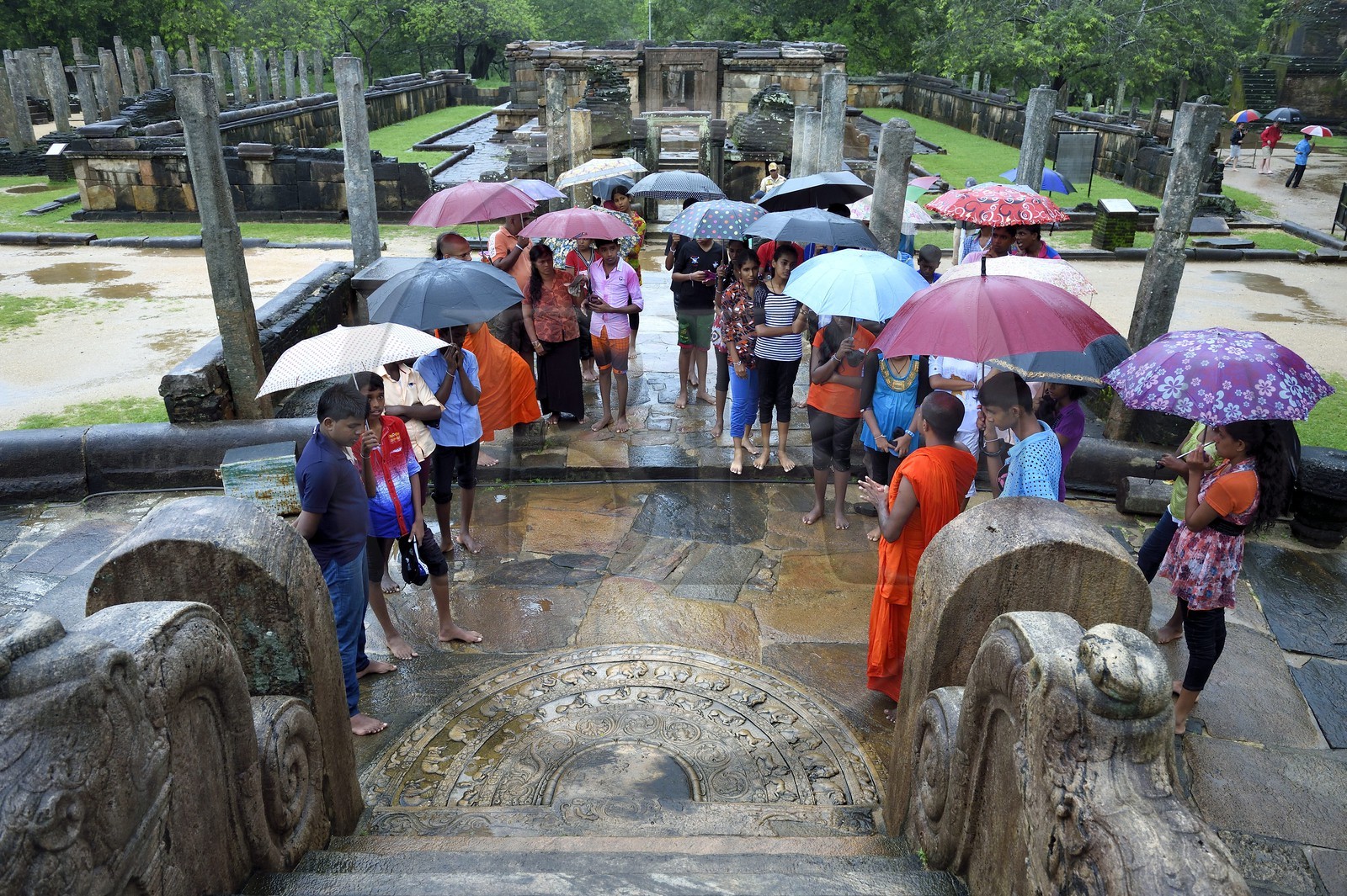 Sri Lanka, province du Centre-Nord, Polonnaruwa, l'ancienne capital du pays (XIe au XIIIe siècle) est classée au Patrimoine Mondial de l'UNESCO, terrasse de la relique de la dent, Vatadage (chambre des reliques), pierre de lune en demi-cercle (sandakada pahana)