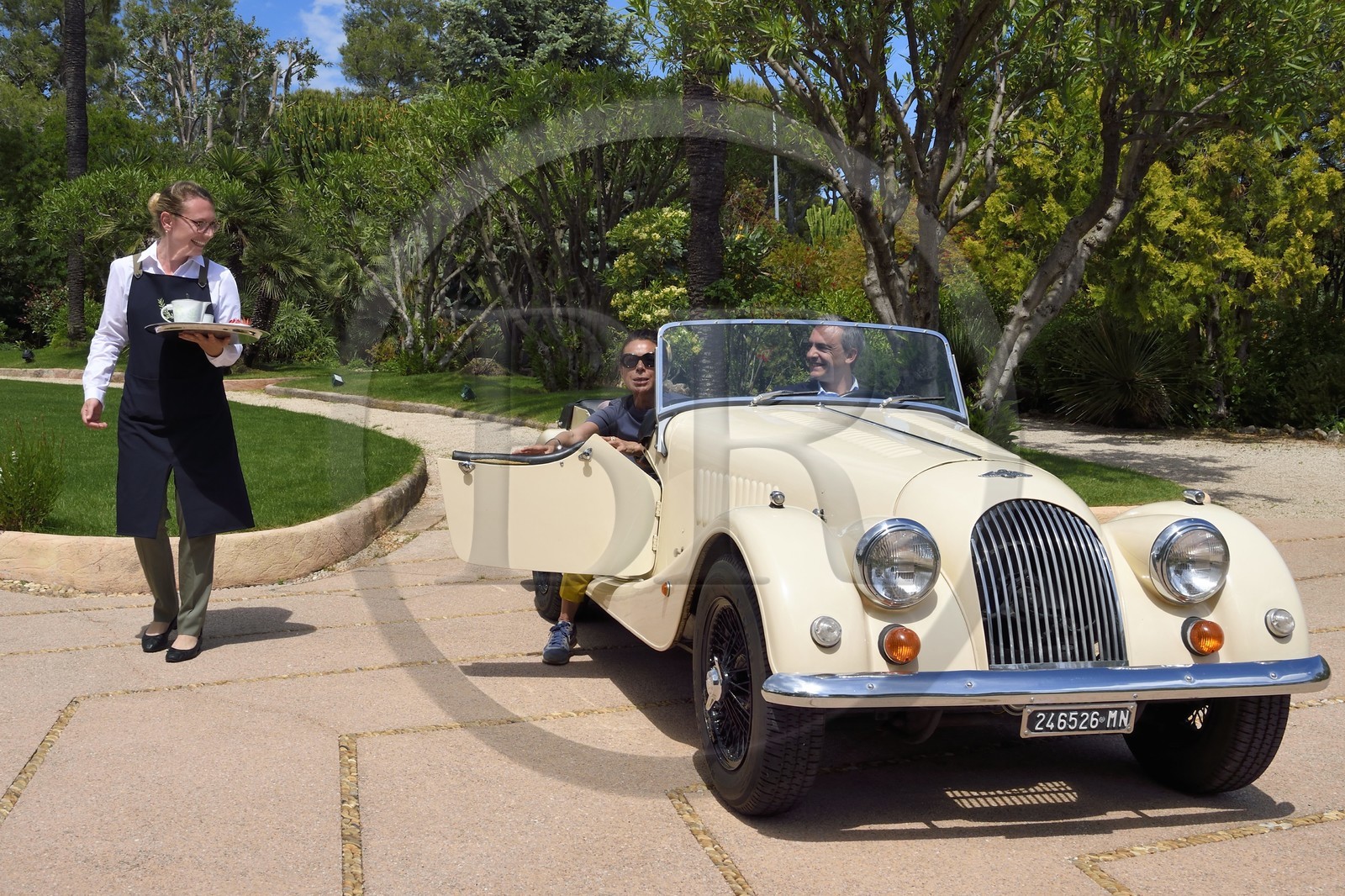 France, Alpes Maritimes (06), Saint-Jean-Cap-Ferrat, Grand-Hotel du Cap-Ferrat, palace 5 étoiles du groupe Four Seasons Hotel, arrivée de clients en Morgan Roadster 4 4