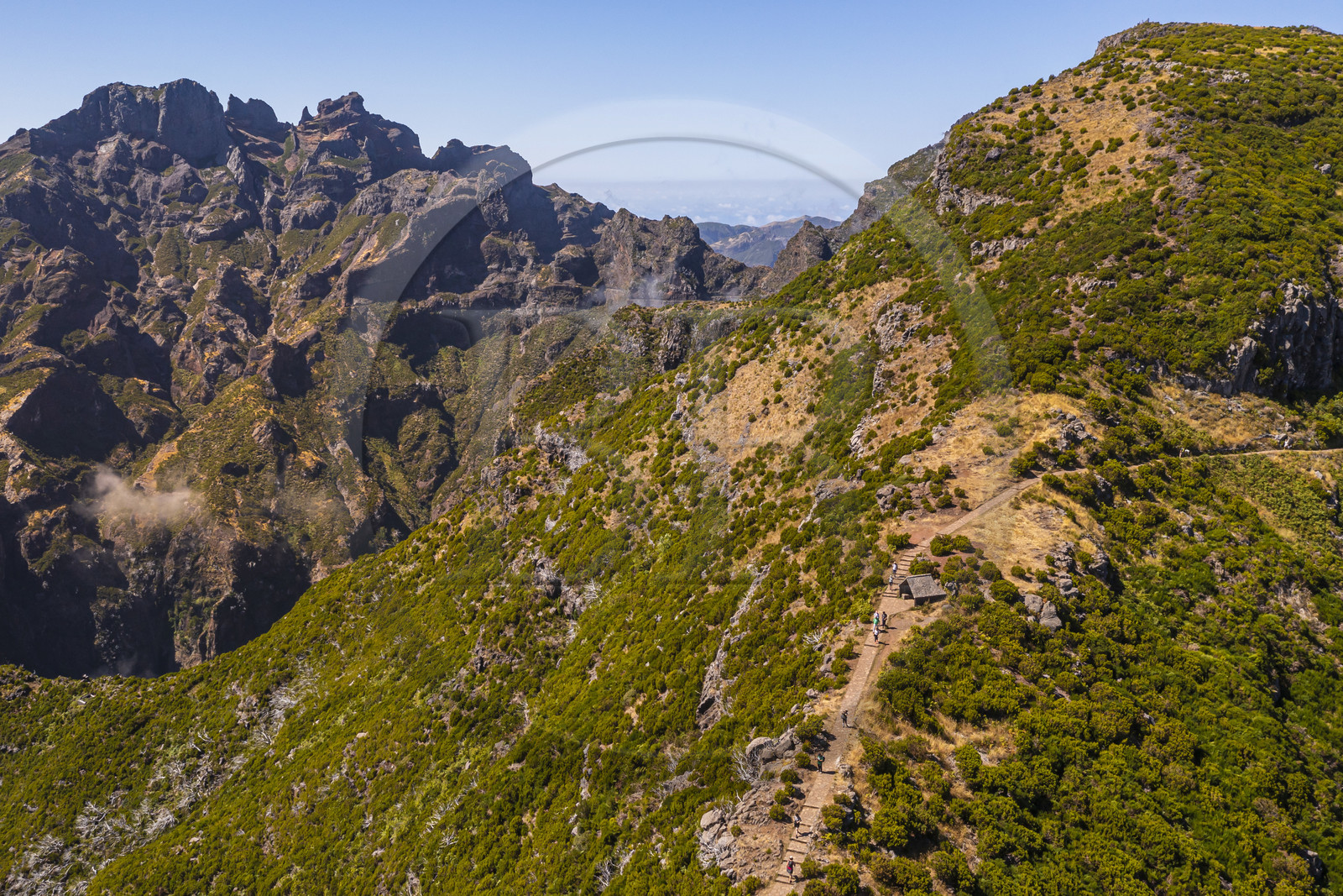 Portugal, Ile de Madère, randonnée sur le Vereda do Areeiro entre les monts Pico Ruivo (1862m) et Pico Arieiro (1817m), le sentier qui monte depuis Achada do Teixeira, le Pico Das Torres à gauche et le Pico Ruivo à droite (vue aérienne)