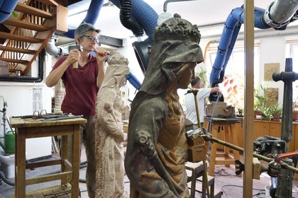 France, Bas-Rhin (67), Strasbourg, vieille ville classée au Patrimoine Mondial de l'UNESCO, ateliers de taille et de sculpture de la Fondation de l'Oeuvre Notre-Dame, la sculpteur Nathalie Masson effectuant une copie conforme d'une statue de Sainte-Richarde