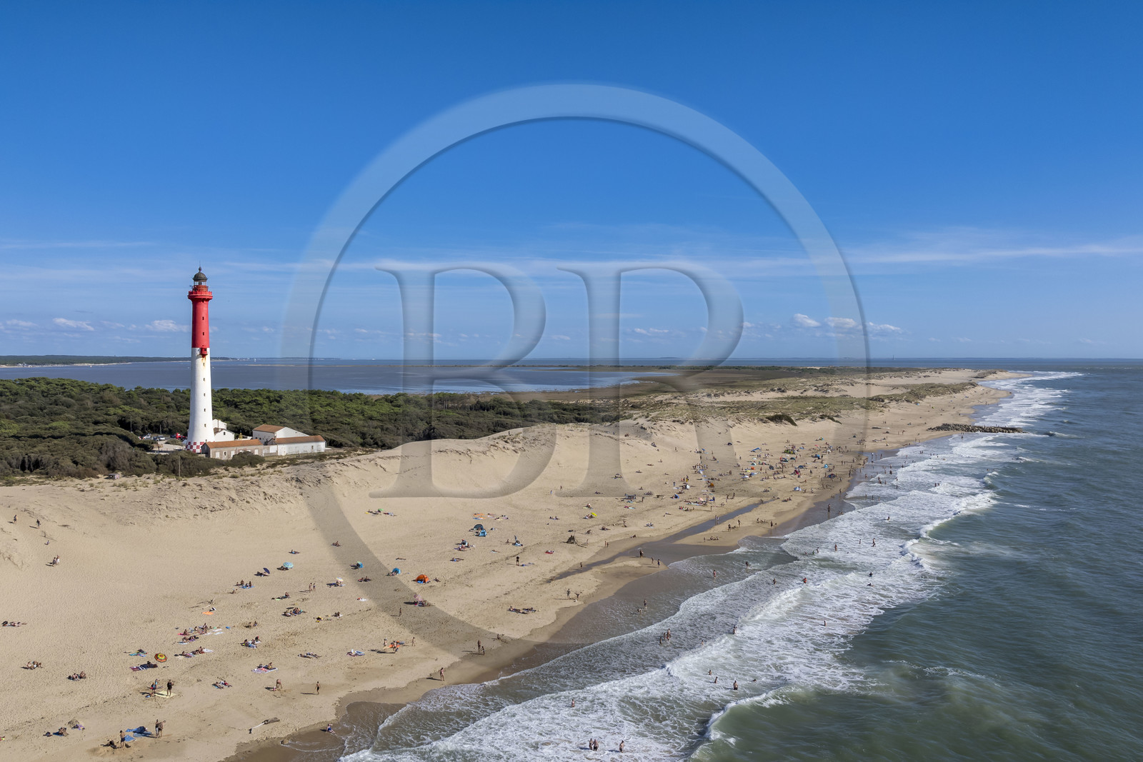 France, Charente-Maritime (17), Royan, La Tremblade, le Phare de La Coubre surplombant la plage et la Côte Sauvage (vue aérienne)