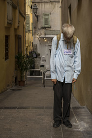 France, Alpes-Maritimes (06), Nice classée Patrimoine Mondial de l'UNESCO, homme portant une croix et un panneau Paix dans une rue du Vieux Nice