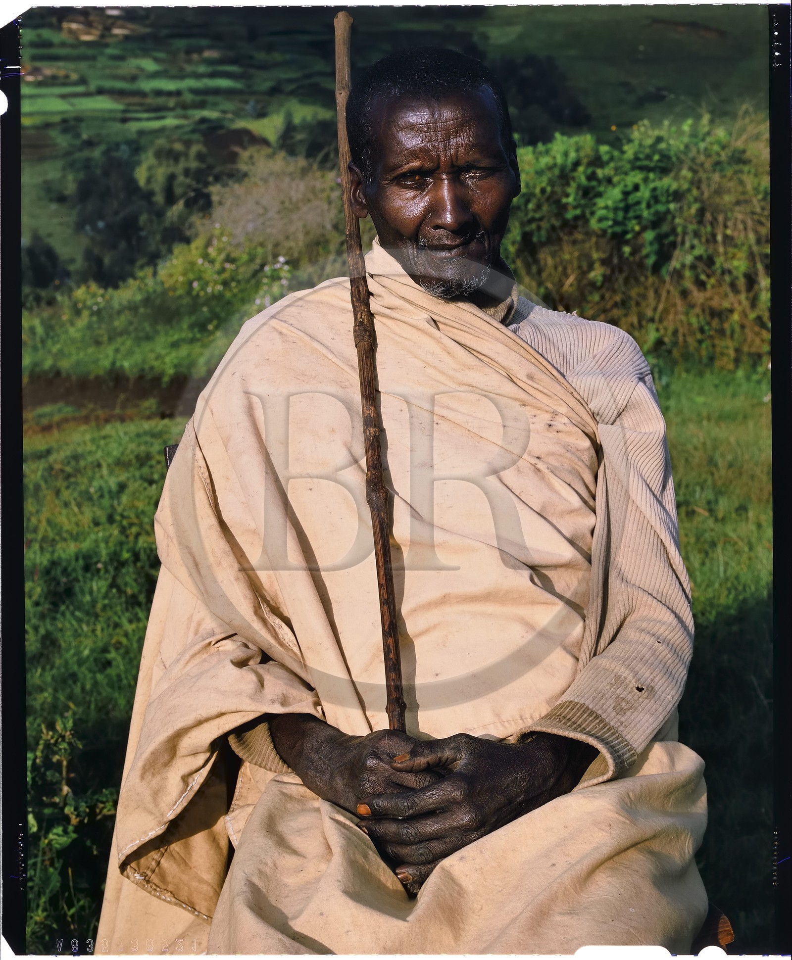 Burundi, province de Bujumbura, région d'Ijenda, homme Tutsi, il montre son appartenance à la classe des notables (Abashingatahe) notamment par le port de son vêtement et d'un bâton de pasteur, autrefois le vêtement était constitué en écorce de bois battu (reproduction plan-film inversible 4x5)