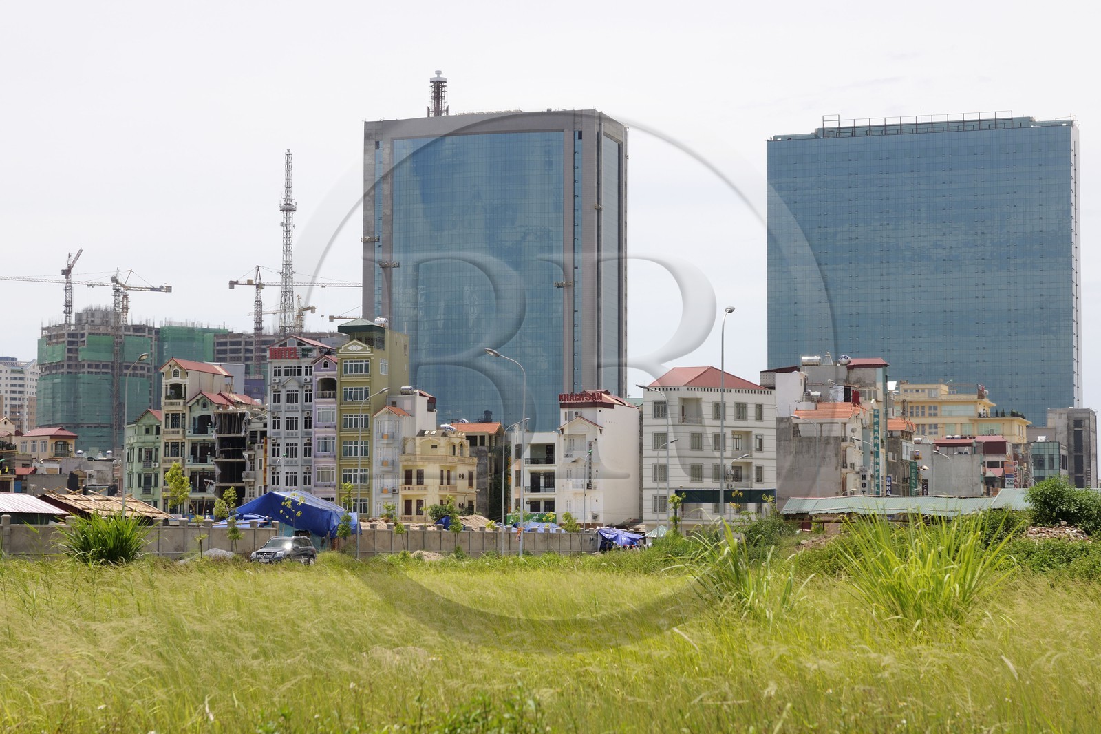 Vietnam, Hanoï, nouveaux ensembles d'immeubles en construction dans le quartier de Cau Giay