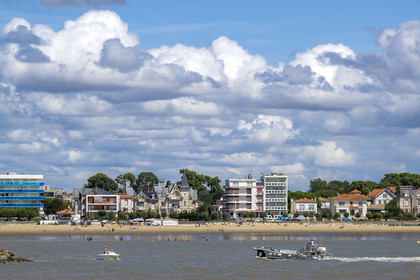 France, Charente-Maritime (17), Royan, front de mer et plage de la Grande-Conche avec le petit immeuble (en orange) La Perrinière des annnées 50 conçu par les architectes M. Barnier et J. Daugrois