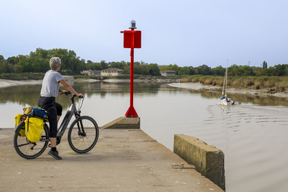 France, Charente-Maritime (17), Rochefort, les rives de la Charente en bordure de la Corderie Royale