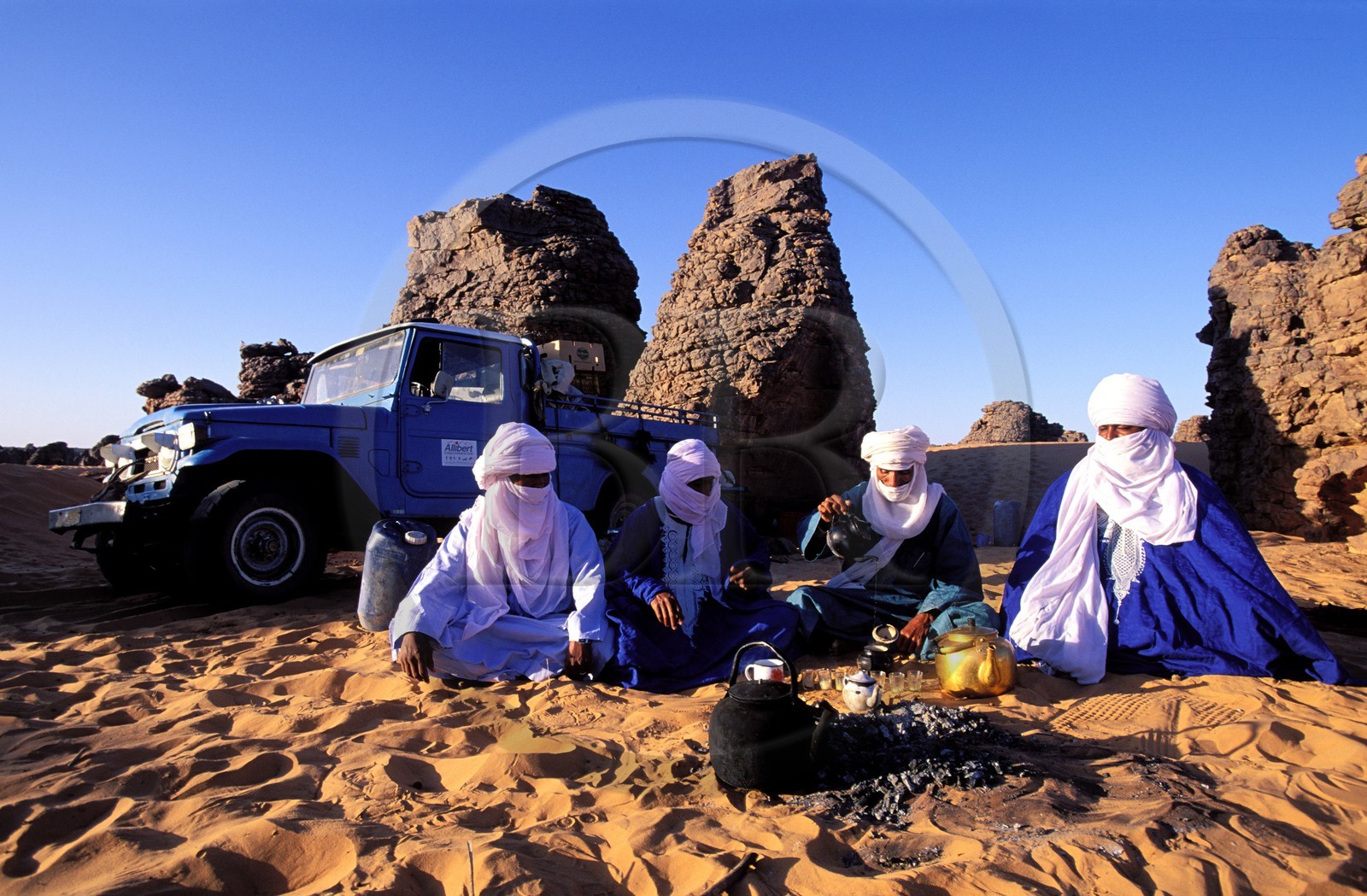 Libye, région du désert, Le Fezzan (Sahara), Tassili de Maghidet, Préparation du thé lors du bivouac du soir