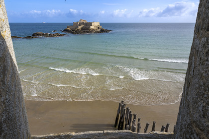 France, Ille-et-Vilaine (35), Côte d'Emeraude, Saint-Malo, Fort National conçu par Vauban et construit par Garangeau au XVIIème siècle vu depuis le haut des remparts et la plage de l'éventail au premier plan