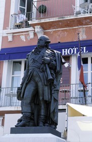 France, Var (83), Saint-Tropez, hôtel le Sube et statue de Suffren, quai Suffren