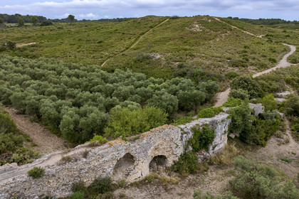 France, Bouches-du-Rhône (13), Fontvieille, l'Aqueduc de Barbegal, le pont Simian vestige gallo-romain vers le chemin du Grand Clos (vue aérienne)