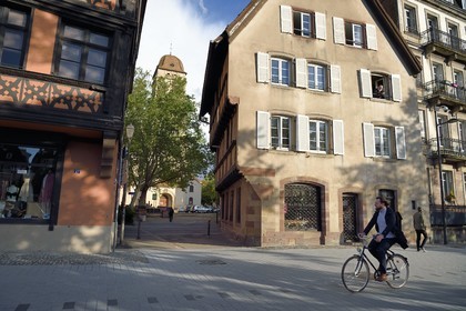 France, Bas-Rhin (67), Strasbourg, vieille ville classée Patrimoine Mondial de l'UNESCO, les bords de l'ill quai des Bateliers transformé en zone de rencontre réservée aux piétons