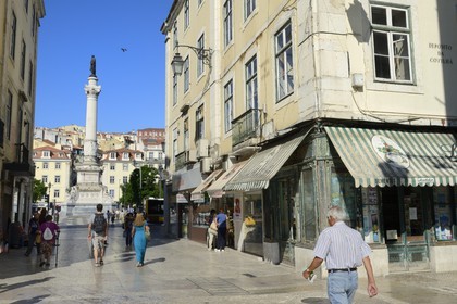 Portugal, Lisbonne, quartier de Baixa pombalin, rue reliant la place de Dom Pedro IV à la place da Figuiera (aussi appelée Rossio), monument à Dom Pedro IV