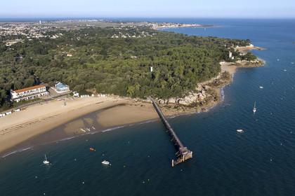 France, Vendée (85), Ile de Noirmoutier, Noirmoutier-en-l'Ile, le Bois de la Chaise, la plage des Dames et son estacade (vue aérienne)
