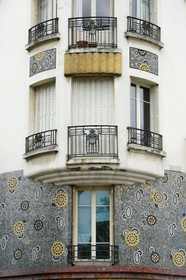 France, Ille-et-Vilaine (35), Rennes, immeuble Poirier (1931) au 7 avenue Janvier valorisé par de larges bandes de mosaïque Odorico et un décor en rondins dorés