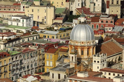 Italie, Campanie, Naples, centre historique classé Patrimoine Mondial de l'UNESCO, dôme d'une église enclavée
