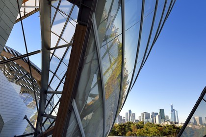France, Paris (75), la Fondation Louis Vuitton de l'architecte Frank Gehry et le quartier de La Défense en arrière plan