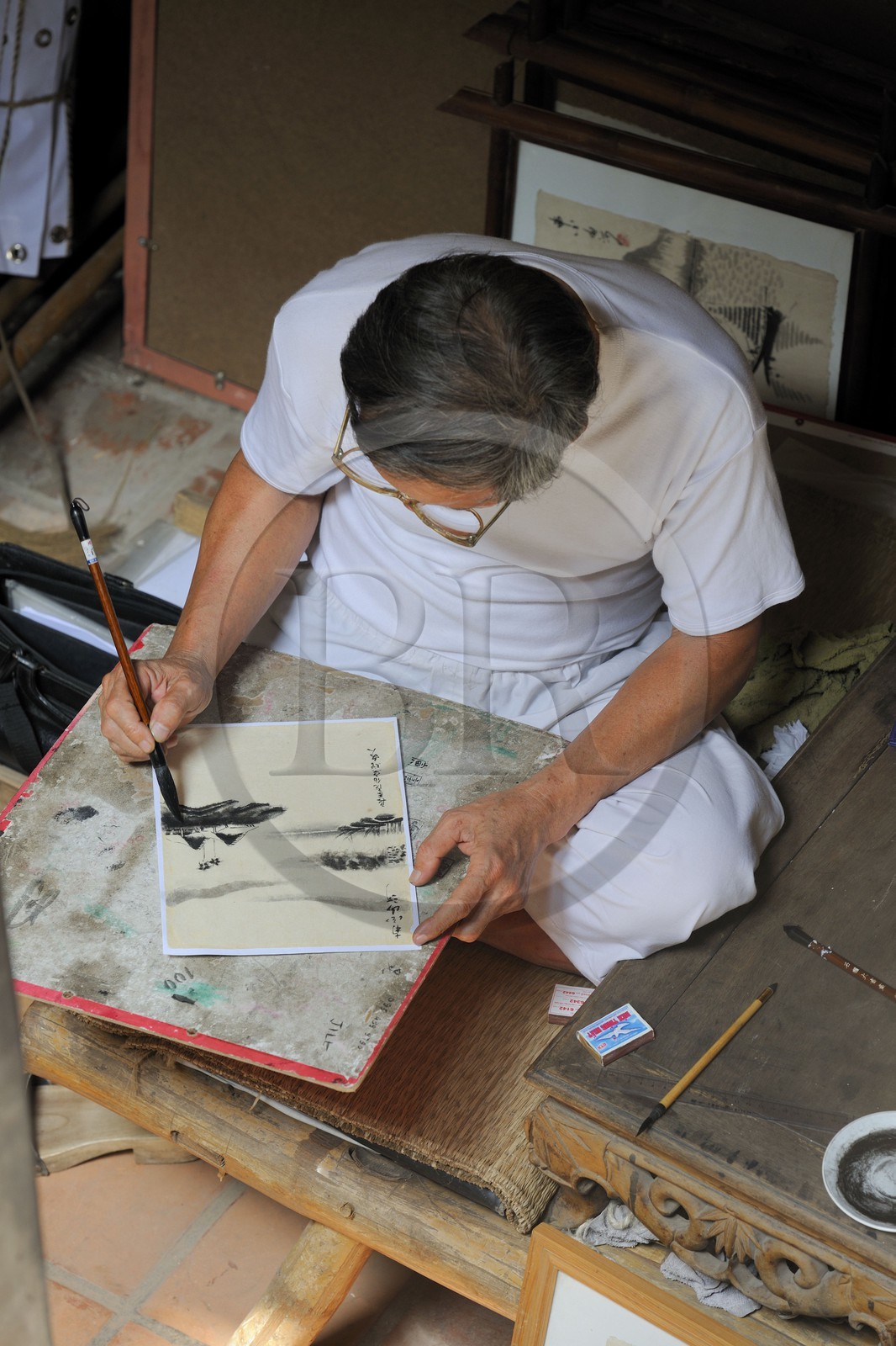 Vietnam, Hanoï, quartier des 36 rues dans la vieille ville, maison commémorative habitation traditionnelle de marchands au 87 Pho Ma May, calligraphe