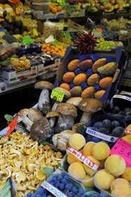 Italy, Lombardy, Milan, retail sale of fruits and vegetables via Solferino