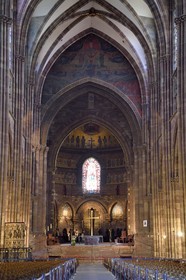 France, Bas-Rhin (67), Strasbourg, vieille ville classée au Patrimoine Mondial de l'UNESCO, la cathédrale Notre-Dame, la nef et le choeur roman