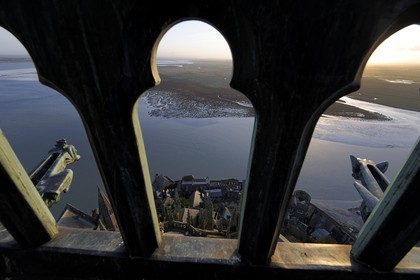France, Manche (50), Mont-Saint-Michel, classé Patrimoine Mondial de l'UNESCO, chevet et la baie vus depuis la flèche à l'aube