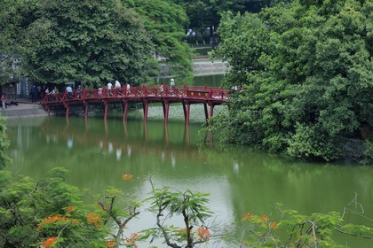 Vietnam, Hanoï, vieille ville, lac Hoan Kiem appelé le petit lac ou lac de l'épée restituée, temple Ngoc Son (de la montagne de jade) et le pont Thê Huc