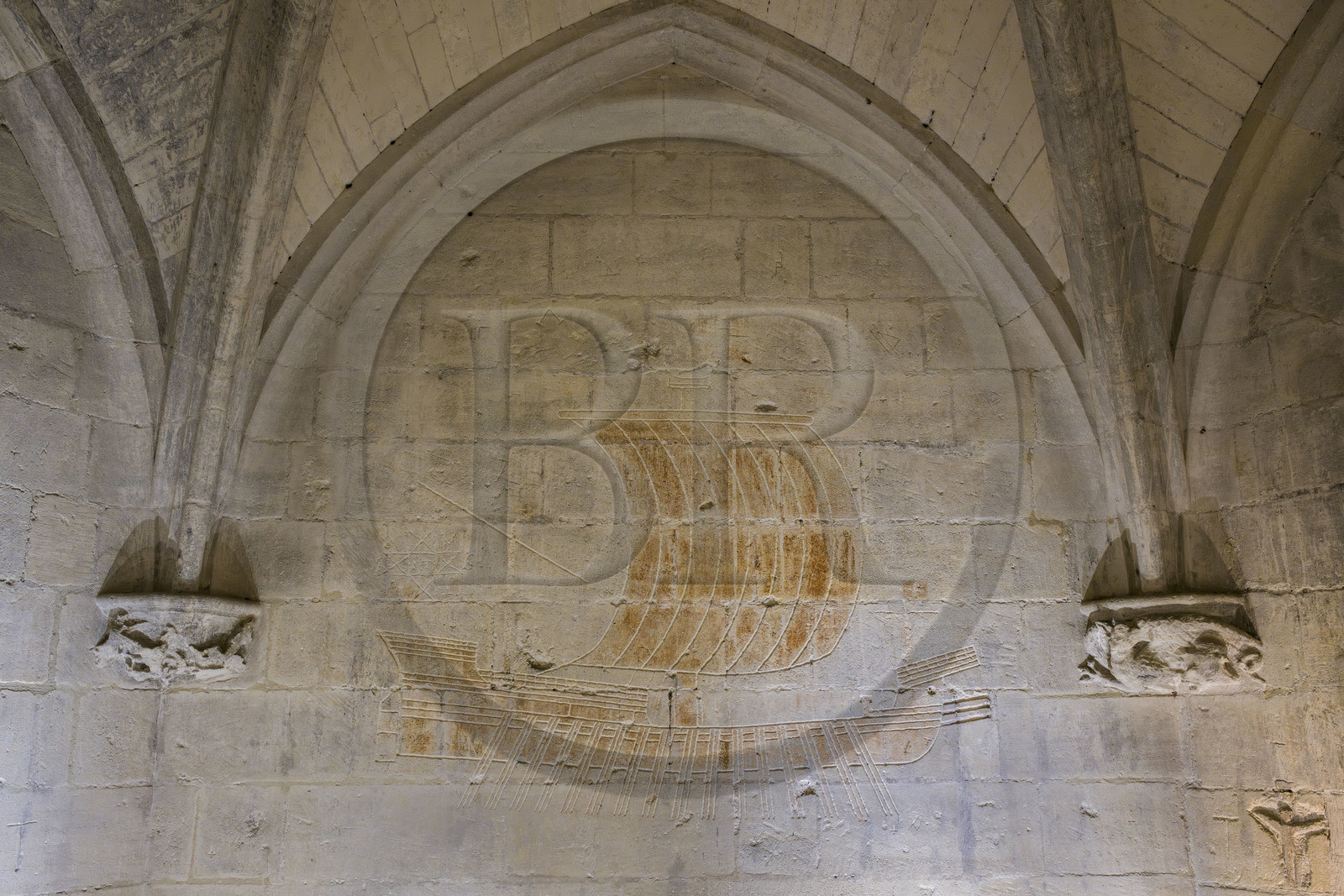 France, Bouches-du-Rhône (13), Tarascon, le chateau du roi René datant du XVe siècle, graffiti et ex-voto du prisonnier catalan, gravés par un prisonnier de René Ier vers 1480, dont des navires longs, galères de marchandises, brigantins, galiotes, galères de combats ou fustes mais aussi des navires ronds, cocas catalanes, nefs ibériques et caraques provençales, qui rappellent les caravelles utilisées par Christophe Colomb, ici une galères de combats