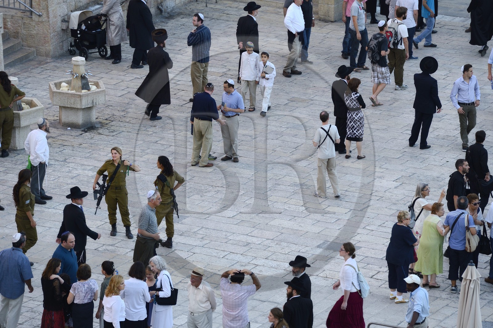 Israel, Jérusalem, ville sainte, vieille-ville classée Patrimoine Mondial de l'UNESCO, juifs ortodoxes et femmes soldats au pied de l'esplanade du Temple ou esplanade des Mosquées