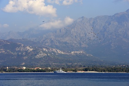 France, Haute-Corse (2B), entrainement des parachutistes de la Légion Etrangère au dessus de la baie de Calvi