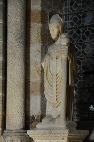 France, Manche (50), l'abbaye du Mont-Saint-Michel, classé Patrimoine Mondial de l'UNESCO, l'église abbatiale, statue en granit du fondateur de l'abbaye l'évèque d'Avranche Saint-Aubert