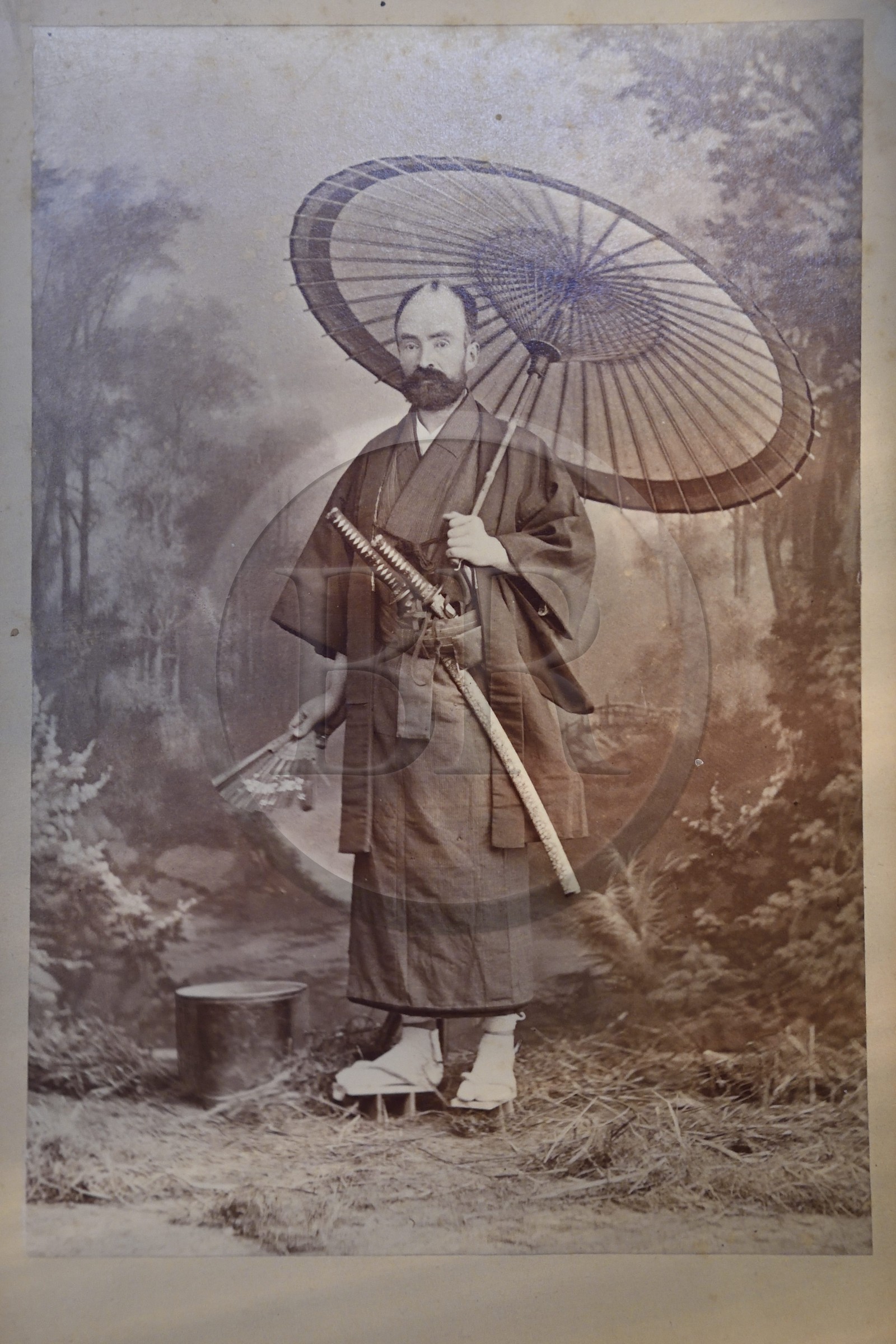 France, Alpes-de-Haute-Provence (04), vallée de l'Ubaye, Barcelonnette, Musée de la vallée, le barcelonnette, industriel et grand voyageur mais aussi naturaliste, collectionneur, chroniqueur, Emile Chabrand en costume de samourai