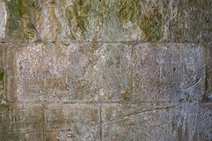 France, Charente-Maritime (17), Saintonge, Marennes-Hiers-Brouage, citadelle de Brouage, labellisé Les Plus Beaux Villages de France, graffitis de navires du XVIIème siècle, liés au commerce du sel, sous la porte Royale et gravés par les soldats qui les observaient sur les quais maritimes