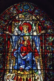 France, Bas-Rhin (67), Strasbourg, vieille ville classée au Patrimoine Mondial de l'UNESCO, la cathédrale Notre-Dame, vitrail moderne au centre du choeur représentant la Vierge à l'enfant, don du Conseil de l'Europe avec les douze étoiles du drapeau européen visiblent en haut