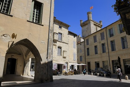 France, Gard (30), Uzès, classée ville d'art et d'histoire, la Tour Bermonde du château Ducal dit le Duché d'Uzès depuis la place Dampmartin