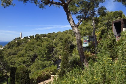 France, Alpes Maritimes (06), Saint-Jean-Cap-Ferrat, funiculaire dans les jardins du Grand-Hotel du Cap-Ferrat, palace 5 étoiles du groupe Four Seasons Hotel, et le phare du Cap-Ferrat en arrière plan