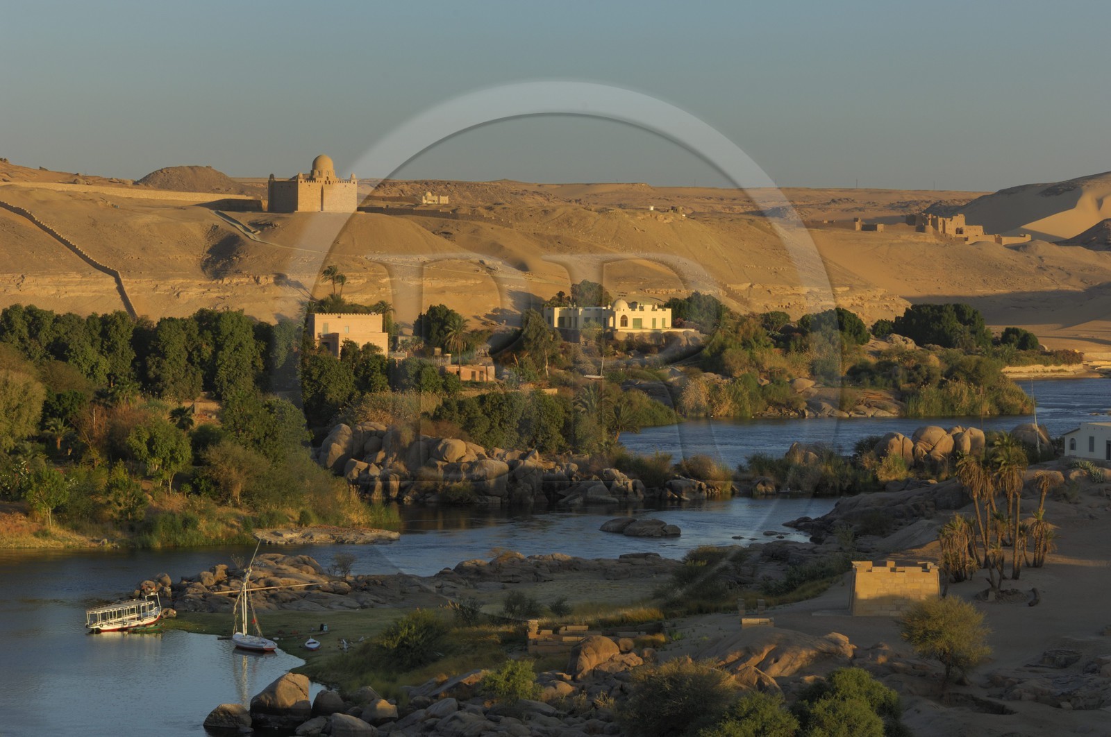 Egypte, Haute Egypte, Nubie, vallée du Nil, Assouan, Ile Elephantine et mausolée de l'Agha Khan en arrière plan sur la rive ouest