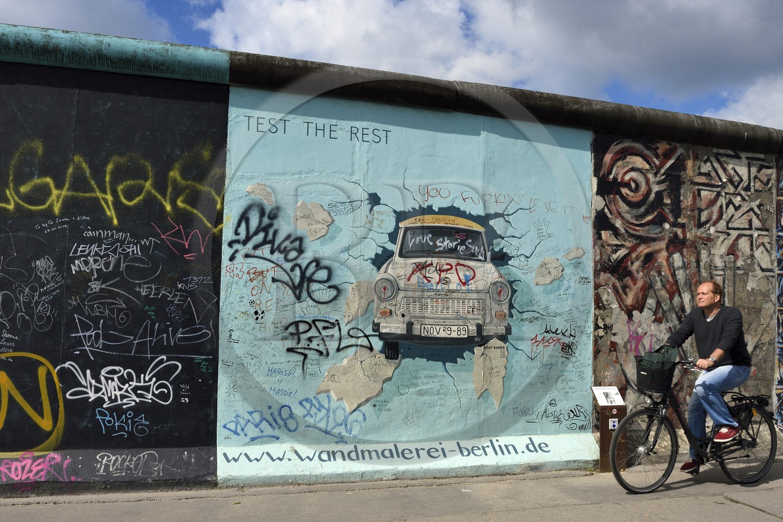 Allemagne, Berlin, Friedrichshain-Kreuzberg, East Side Gallery, le mur, oeuvre de Birgit Kinder datant des années 1990 et rénovée en 2009 représentant une voiture Trabant arrivant de Berlin Est intitulée Test the best