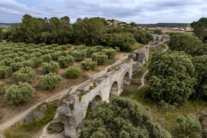 France, Bouches-du-Rhône (13), Fontvieille, chemin de Caparon, vestiges gallo-romain de l'Aqueduc de Barbegal, aqueduc qui a été doublé pour alimenter les 16 moulins de la meunerie de Barbegal au IIème siècle (vue aérienne)