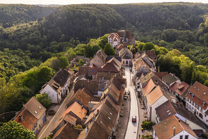 France, Bas-Rhin (67), Parc Naturel régional des Vosges du Nord, La Petite Pierre, le chateau de Lutzelstein et l'église simultanée Notre-Dame à la pointe du vieux village (vue aérienne)