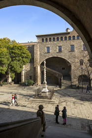 Spain, Catalonia, Barcelona, El Raval District, the former Hospital of the Holy Cross (Hospital Sant Pau - Santa Creu) in Catalan Gothic style, today the Library of Catalonia