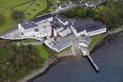 Royaume-Uni, Ecosse, Hébrides intérieures, Ile de Islay, Port Ellen, distillerie de whisky Lagavulin (vue aérienne)