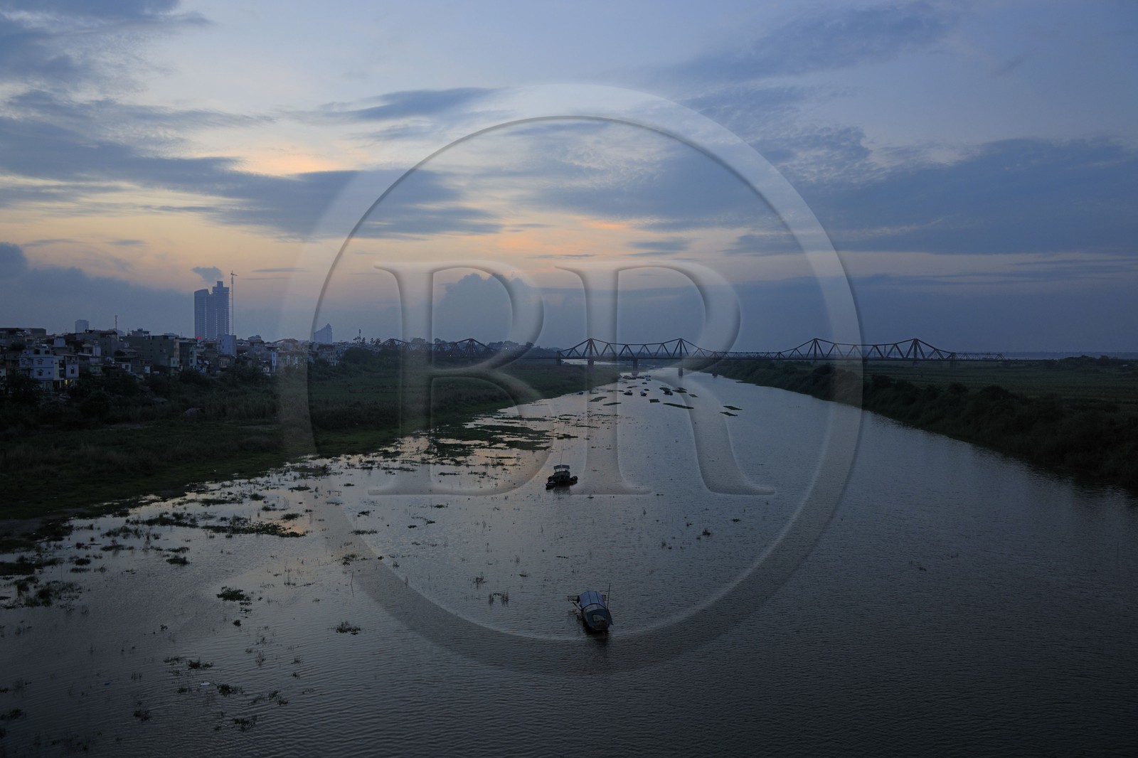 Vietnam, Hanoï, le Fleuve Rouge et le Pont Long Bien anciennement pont Paul Doumer