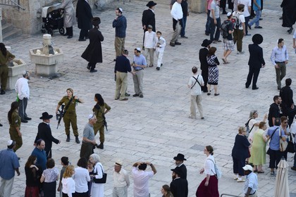 Israel, Jérusalem, ville sainte, vieille-ville classée Patrimoine Mondial de l'UNESCO, juifs ortodoxes et femmes soldats au pied de l'esplanade du Temple ou esplanade des Mosquées