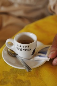 Italie, Toscane, province de Lucques, station balnéaire de Viareggio, tasse de café expresso dans un café de la promenade Passeggiata